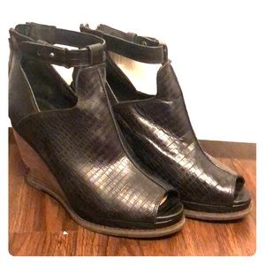 Arias tstrap lizard wedges